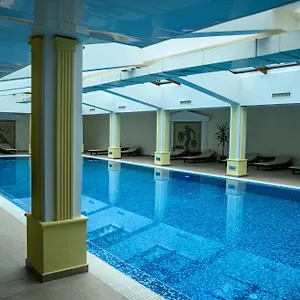4* מלון Parklands & Pool